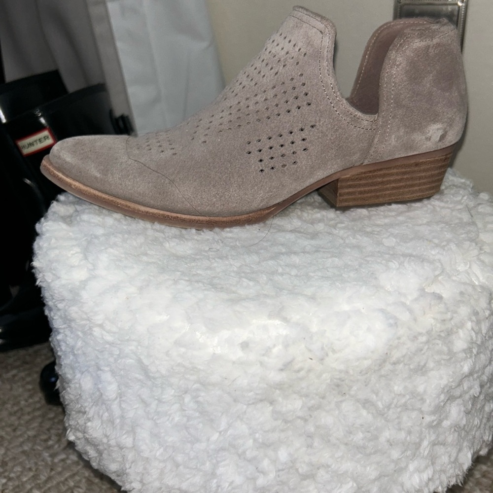 Cutest grey Gianni Bini booties